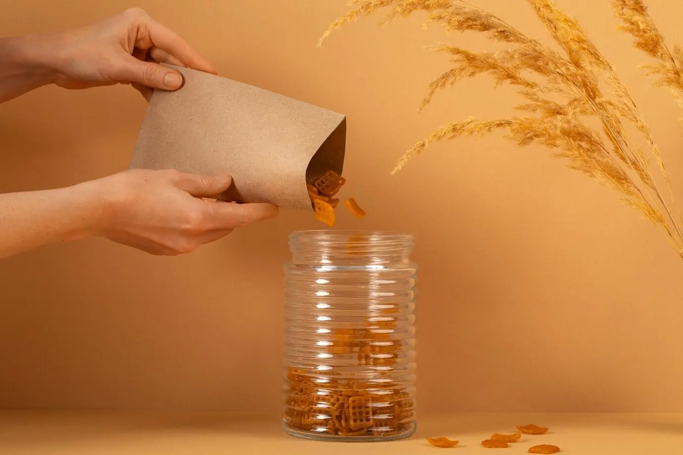 Натюрморт с контейнером, который можно многократно наполнять и использовать повторно.