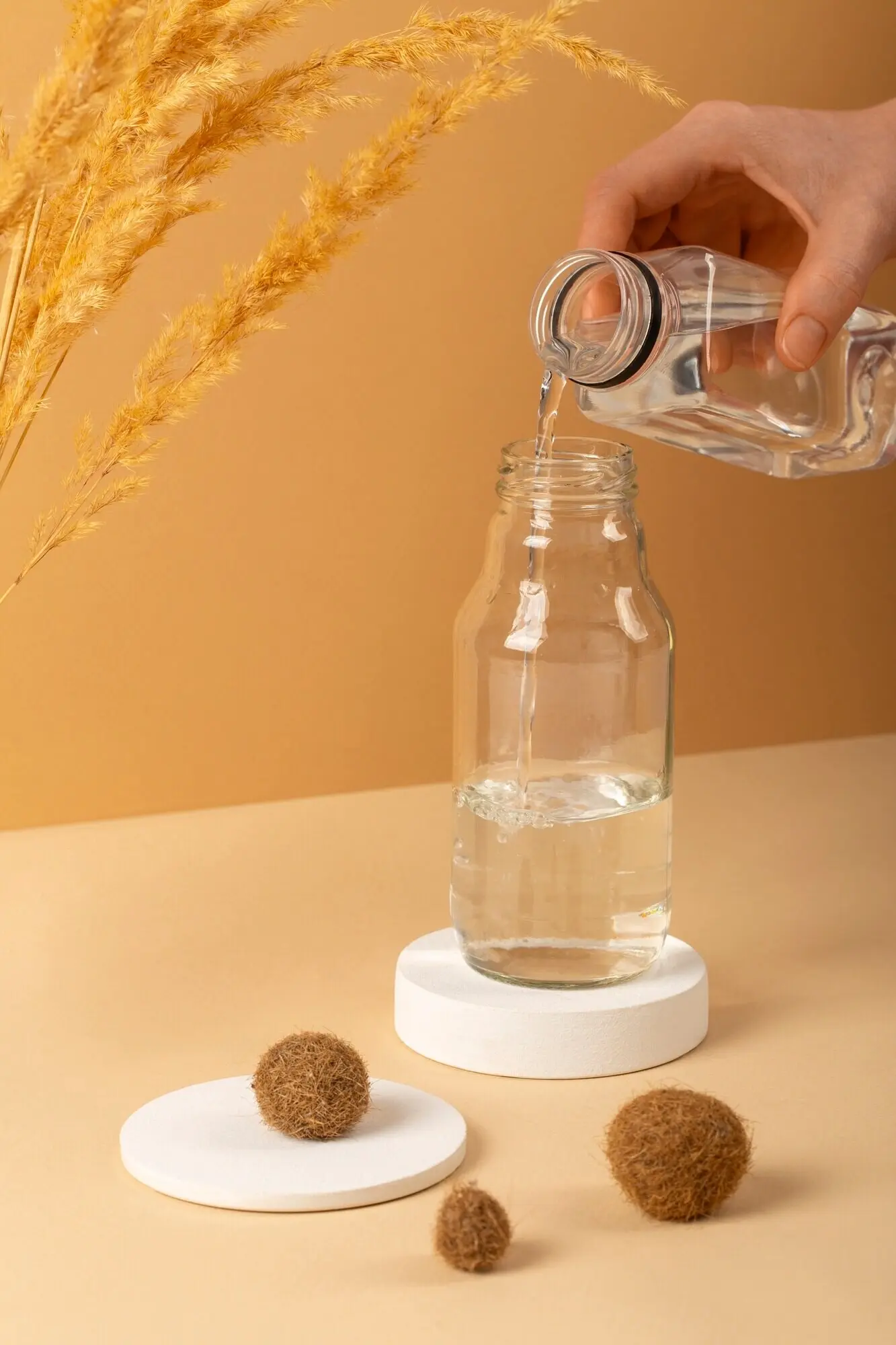 Натюрморт с перезаполняемым и многоразовым контейнером