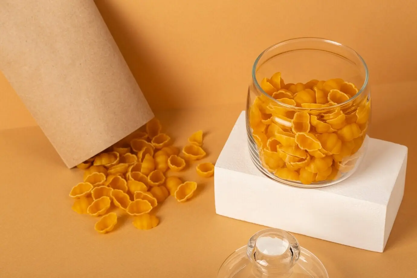 Натюрморт с перезаполняемым и многоразовым контейнером