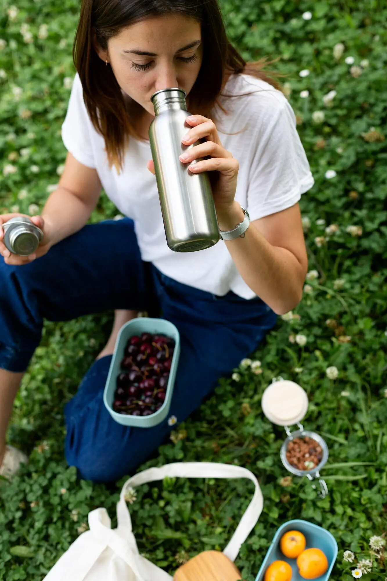 Женщина, использующая экологичные контейнеры для еды